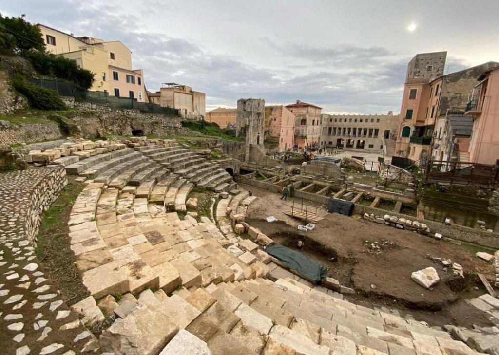 Luxury Suite - Teatro Romano - Duomo - Centro Storico Wi-Fi Terracina Bagian luar foto