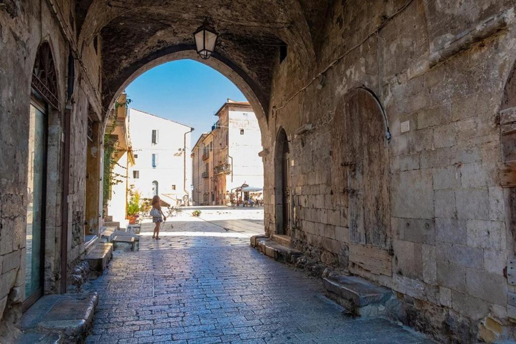 Luxury Suite - Teatro Romano - Duomo - Centro Storico Wi-Fi Terracina Bagian luar foto